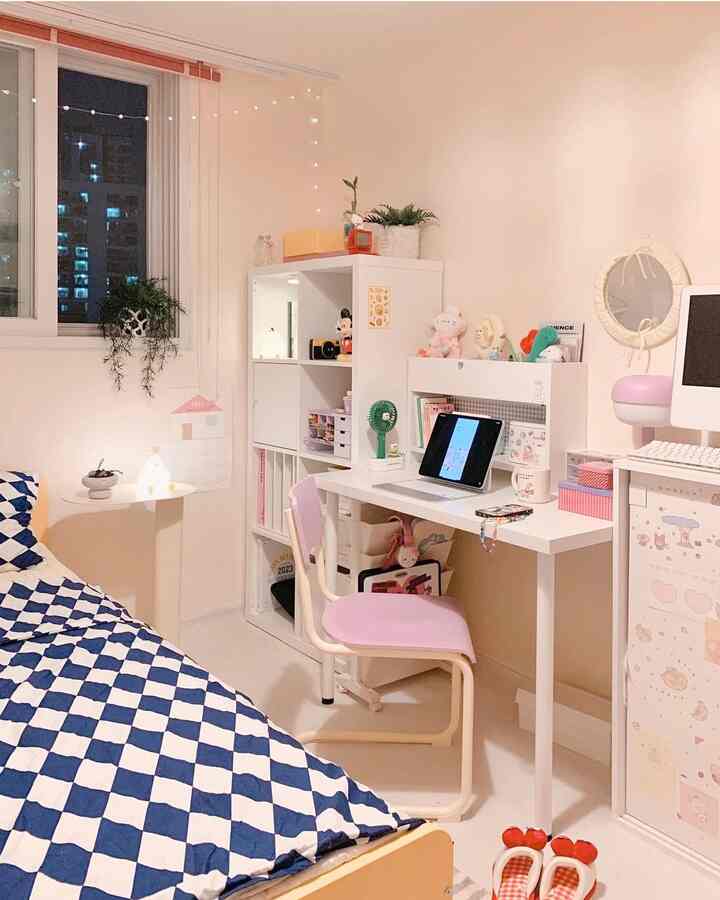 ＃夏の味のインテリア＃子供部屋＃ベランダ＃キッチン＃カラー小道具
じっとしていても汗が並ぶ怖い夏の天気ですが
自宅でだけは涼しく休むことができるように夏の味を乗算で追加しました。 

✴︎部屋 
私はエアコンよりも窓を開けて扇風機が好きです。
熱帯夜にひどく暑くなければ夜に窓を開けておきます。
涼しい夜風を感じながら見るだけでも涼しさが感じられる
ちょっとした青い布団カバーと黄色の色を調和して使っていました。

✴︎ベランダ
やっぱり夏になると、さわやかな緑色の植物ですね。
日差しは暖かいですが、植物は嵐の成長です。
ベランダホームカフェで数少ない植物も見て
窓の外の木も見ながらそれなりの癒しをしています。

✴︎キッチン
流し台タイルは水色のシートを貼り付け、
下部にはライムカラーでペイントして夏の味が感じられるようにしました。
細い狭いキッチンですが、珍しい色の組み合わせで
しっとりとした夏の色を作り出しました。

皆さんもブルー、グリーンカラーを組み合わせて夏味を感じてみてください:)

＃スペシャルクリエイター＃コンスープ記録＃子供部屋インテリア＃ベランダインテリア＃キッチンインテリア＃キッチンシート＃タイルシート＃キッチンタイルシート＃エコフィルム＃タイルシート＃自家製インテリア＃自家製インテリア＃ホームカフェ＃ホームカフェインテリア＃食品ゴミ箱＃食品冷蔵庫＃狭いキッチン＃狭い部屋＃狭い部屋のインテリア＃狭いキッチンのインテリア＃ベランダを飾る＃ベランダカフェ 
