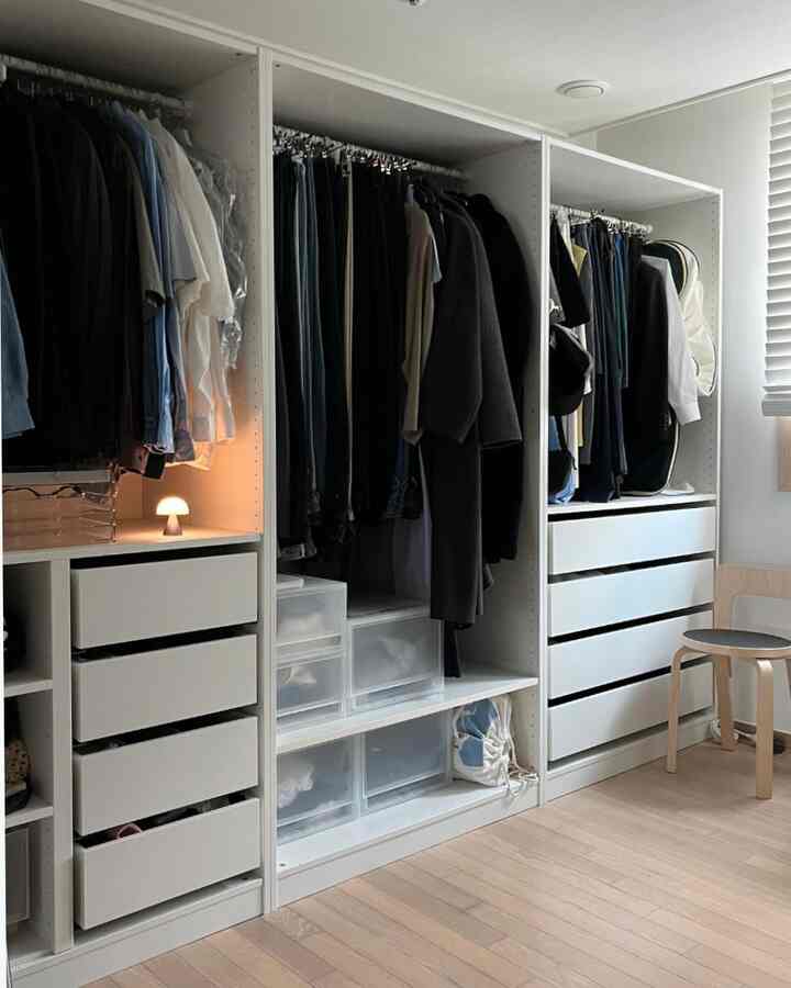 ナチュラルカラーと白を基調としたウォークインクローゼット、イケアのワードローブと収納キャビネットが整然と配置された実用的なインテリア