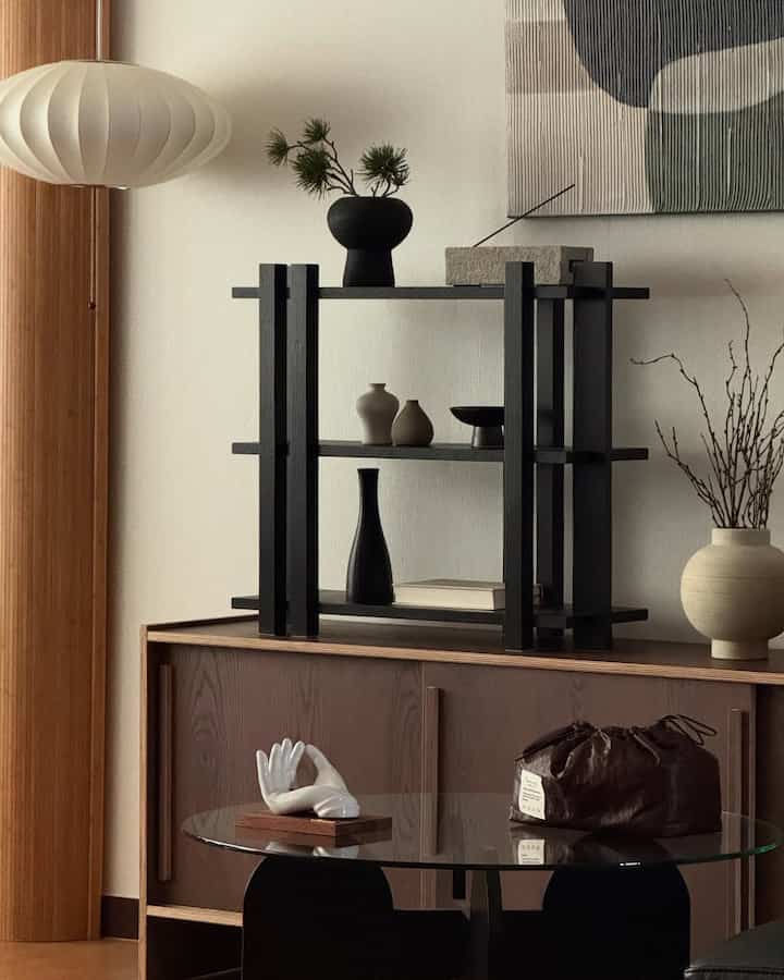 私たちの家のリビングルームには素敵な場所をとりました 
彫刻工程のScultura Shelf.02 🖤

幾何学的パターンを強調した独創的な構造が印象的です。
空間の中で一つの造形的なオブジェとしてとても完璧だったんです！しかも深く落ち着いたブラックカラーの仕上げのおかげで、リビングルームが一気に整然と高級に変わりました:) #블랙가구 #선반인테리어 #shelf #집꾸미기 #거실꾸미기 #거실인테리어 #30평대인테리어 #구축아파트 #구축아파트인테리어  #블랙인테리어 #zenstyle #젠스타일 #홈스타일링 #오늘의집 #homestyle #homedecor #livingroom #newhome #livingroomdecor 
