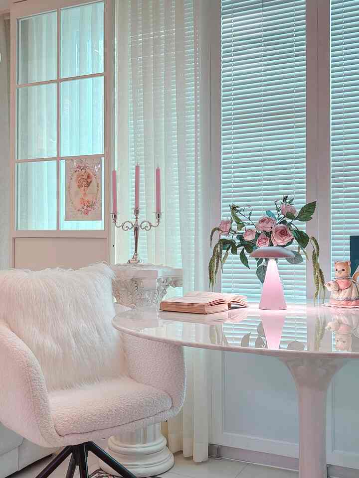 #예쁜템최고야 #콘수프기록 
暗い梅雨にも暖かく空間を照らすきれいな照明と一緒なら感性的ではないでしょうか^^
ラベン照明から新しく発売されたポカポカな新像照明
「モンディムードなどLEDポータブル照明」が私の家に来ました
モンディライトの特徴は、ボディとヘッドをつなぐ部分が 
丸い磁気でできています
自由なヘッド角度調整が可能 
好きな方向に照らすことができます𖤐
また、簡単なヘッドタッチ方式で3つのムードのカラーカラー 
調光調整まで可能で、
USB-Cタイプの充電でお好きなところどこでも手軽で便利に 
利用可能です。  #포터블램프 #led조명 #조명인테리어 #조명맛집 #터치무드등 #수유조명 #수면등 #스탠드조명 #조명추천  #핑크인테리어 #화이트인테리어 #프렌치인테리어 #마그네틱조명 #조명테리어 #프렌치무드 #프렌치스타일  #frenchstyle #cozyvibes #cozyhomes #pinkinterior