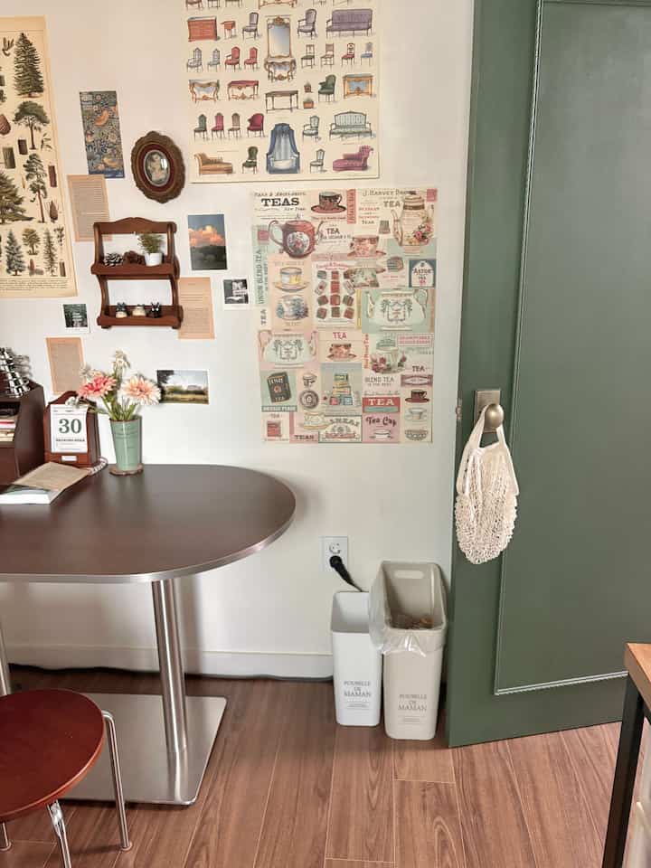 小さな部屋はもともと作業室だったが最近作業をしない関係で(…) ただこれあれ置いている多目的部屋になった感じ。

写真に見えない方にはミシン、アイロンする空間、スタイラーがありますね☺️

＃小さな部屋の飾り
