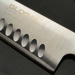 #내돈내산 #콘수프기록 #맞팔 #글로벌나이프 #칼세트 #나이프 #G773889 #knife
오늘은 얼마전 바이너리샵 행사때 데려온
글로벌나이프를 소개할게요!
글로벌나이프의 장점은
일체형 스테인리스로 위생적이고
디자인이 예쁘다는 점인데요.
제일 좋은 점은 용도별로 손잡이 디자인이 달라서
재료 손질할 때 힘이 잘 실린다는 점이에요👍
글로벌나이프는 고르기 힘들정도로 칼 종류가 많은데
제가 산 칼들은 아래를 참고해주세요!
1. G-77 
칼날길이 20cm의 메인 식도입니다.
딤플이 있어 재료 손질할 때 편하고
길이감이 있어 다양하게 사용하기 좋아요.
2. GS-89
칼날길이 13cm의 중간크기 칼로
손잡이에 굴곡이 있어서 그립감이 좋고
육류 자를때 힘이 잘 실려서 좋아요.
3. GS-38
칼날길이 9cm의 짧은 과도로
손잡이 그립감이 좋고 끝이 날카로워서
섬세하게 채소 손질하기도 좋아요.