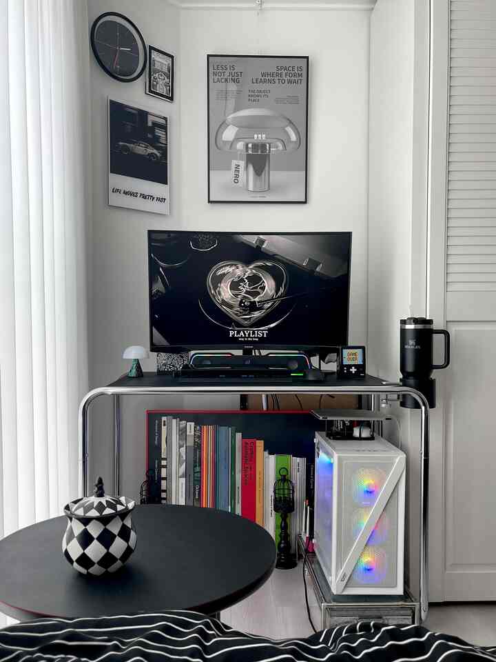 #예쁜템최고야 1 #콘수프기록 

Interior bernuansa baja, cukup satu poster saja ⛓️

Area meja dihiasi kombinasi perak di atas meja hitam & krom 🖥️
Poster dengan titik perak memberikan kesan keren dan cantik, bukan? 🩶

+ Saya menuliskan informasi produk dengan tag akun Instagram di bagian akhir! Jika Anda memiliki pertanyaan lebih lanjut, silakan tinggalkan komentar📮

#Meja #데스크테리어 #데스크셋업 #데스크꾸미기 #책상꾸미기 #서재인테리어 #미드센츄리모던 #블랙테이블 #벽꾸미기 #추천템 #쇠테리어 #인테리어소품 #게이밍룸 #게이밍 #모노톤인테리어 #포스터 #맞팔 #맞팔환영 #오늘장면한컷 #전국내방자랑 #데스크테리어족