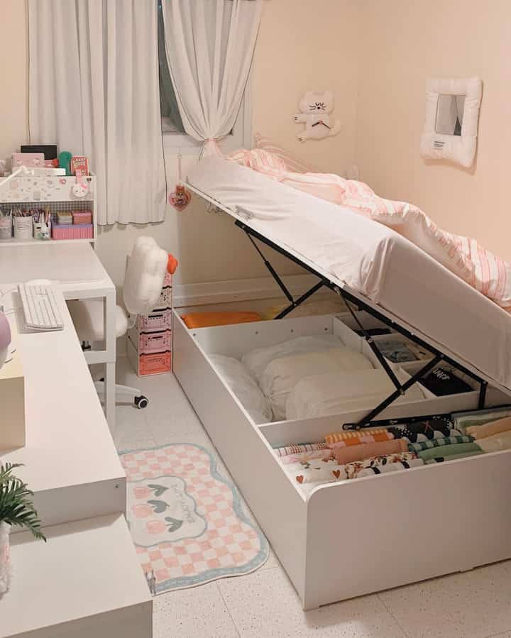ホワイトとベージュの色調の子供部屋、収納付きベッドと子供用デスクが配置された温かみのあるインテリア