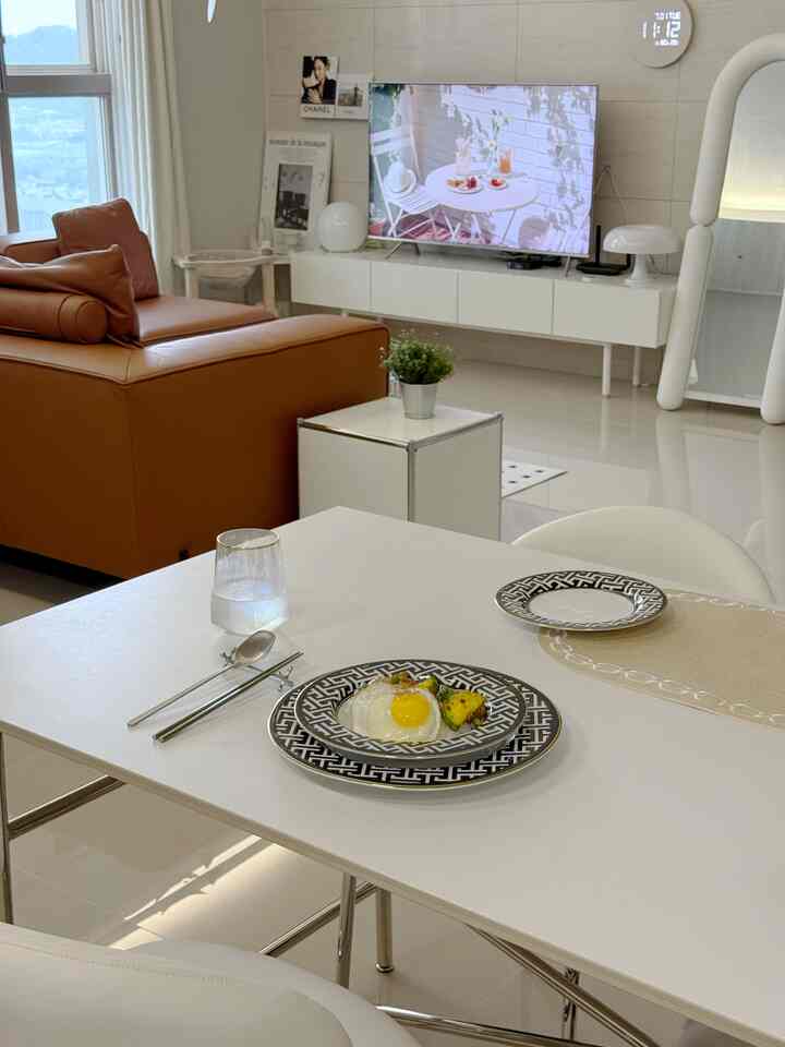 ＃オーホームストア＃コンスープ記録 
🤍今日のホームレストラン
暖かいおがくず、かっこよく着てみました。

カボチャとカクテルエビを炒める
シンプルながらも深い味わいの丼を作りましたが、
淡白でしっとりとした食感に
口当たりのない日にもお酒を入れたんですよ🍚

穏やかな自然光入ってくる我が家のダイニングテーブルに
じっくりと冷やしておく
レストランがうらやましい小さなレストランになりました。

料理も、プレーティングも難しくないように
心を込めて準備すれば
その瞬間が最も大切な食事になると思います🌿

今日も私のためのダイニングテーブル、
きれいに見えました🤍

＃オードリーネ🤍＃ホームレストラン
＃感性ダイニングテーブル＃今日のダイニングテーブル＃キッチン日記＃ダイニングルーム＃新婚旅行＃diningtabledecor＃ 