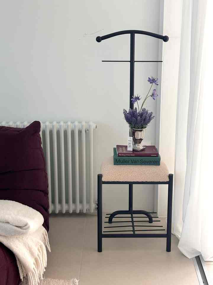 ホワイトとラベンダーの色調のワンルーム、ラベンダーの造花オブジェが置かれたモダンで落ち着いた雰囲気のインテリア