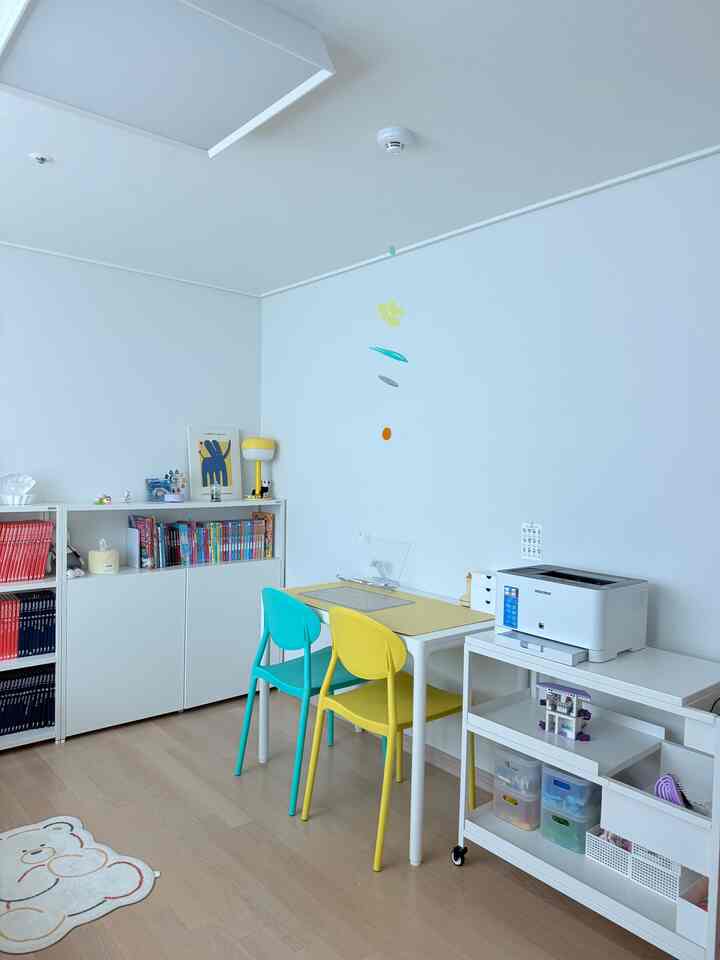 #이케아스타일링

娘部屋にイケア製品が随所にありますね。
後悔のないイケアテム :) #이케아 #이케아추천템 #이케아트롤리 #이케아조명 #이케아시계 #이케아스툴 #이케아로꾸민집 #이케아인테리어 