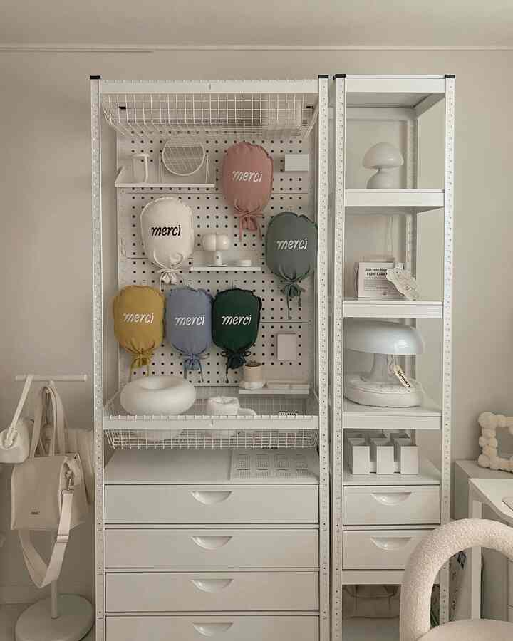 白を基調としたウォークインクローゼット収納スペース、カラフルなクッションとモダンな収納ラックが配置された清潔感のある雰囲気のインテリア