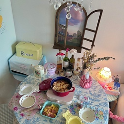 #콘수프기록 #오홈스토랑 1 
좋은 아침이에요 ☺️🧸 이젠 정말 더운 날씨가 이어지고 있네요 🌼 집에 있기 딱 좋은 날씨인 것 같아요 🩵
지난 번 올렸던 김치찌개와 분홍소시지 계란부침의 완성샷이에용 💛 집 근처 마트가 폐업을 하면서 전 상품 할인을 했는데 그때 분홍소시지를 사오게 됐었어요 ! 어릴 때 먹었던 추억이 생각나서 사왔는데 오랜만에 먹으니까 넘 맛있더라구요 ☺️ 
오친님들도 더운 여름 잘 보내고 계신가요 😍
모두들 행복한 목요일 보내시길 바라요 ❤️
#맞팔 #맞팔해요 #빈티지 #엔틱 #프렌치 #다이닝룸 #빈티지인테리어 #컬러인테리어 #식탁 #원탁 #식탁보 #냄비 #1구인덕션 #한식 #그릇 #빈티지그릇 #접시 #주전자 #헬로키티 #전자레인지 #키친크로스 #스탠드 #조명 #휴지케이스 #수저받침 #수저세트 #신혼집꾸미기 #신혼집인테리어 