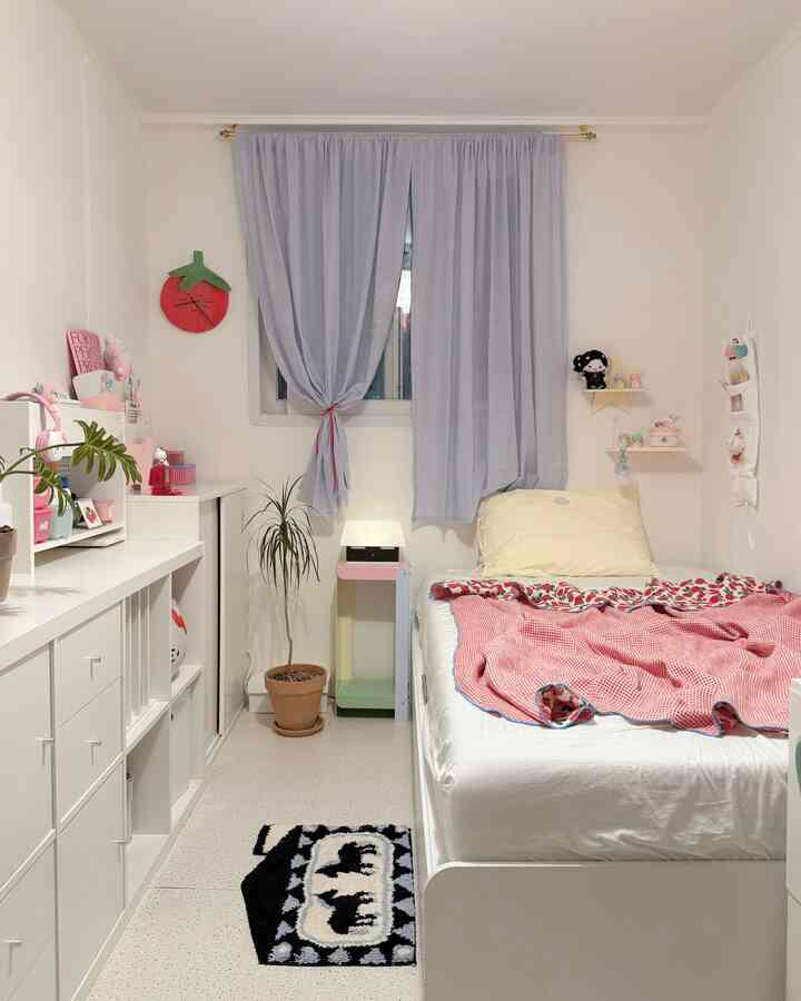 #홈스타일링조합 #아이방
I didn't want to let the hot weather into the house, so I did a pastel-toned home styling to make it feel cool 🍧

✴︎ The first color that comes to mind when you think of summer is sky blue #스트라이프커튼
✴︎ Just looking at it makes you feel fresh #토마토소품 (clock + blanket)
✴︎ A refreshing lemon sorbet-like #베개커버
✴︎ A pretty color mix #철제선반

First, decide on the concept you want to do and the mood you like,
and then start your home styling. If you do it, the speed of choosing items will be much faster,
and the colors will go well together, so there's less chance of failure :)

I started with a pastel-toned color concept.ᐟ

I hope you all succeed in your home styling combination by deciding on your own concept rather than following the trend 🩵💙

#Special Creator #파스텔톤 #파스텔인테리어 #파스텔톤인테리어 #철제선반 #협탁 #사이드테이블 #사이드협탁 #침대협탁 #침대테이블 #블랭킷 #벽선반 #메종드룸룸 #두잉툴즈 #이케아 #맞팔 #맞팔환영 #소통 #작은방 #작은방인테리어 #좁은방 #2평방 #2평 #집꾸미기