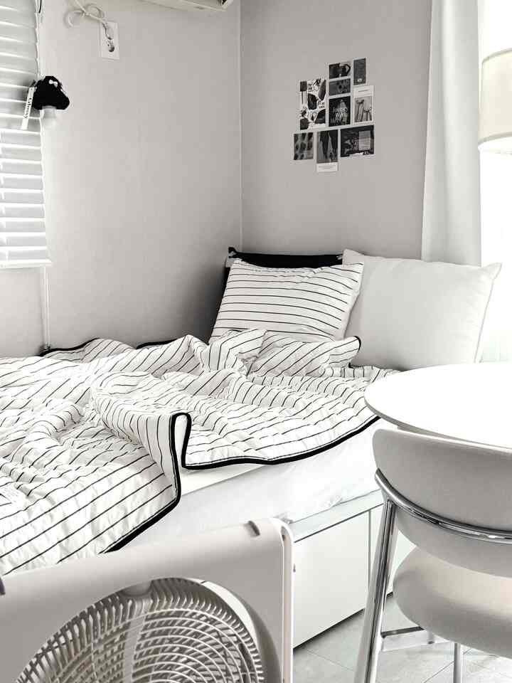 #여름이불 Finally changed!
I can't give up black and white!🖤🤍

I think I'll be able to stay cool in the summer with the cool material! I've been eyeing the La Tulip blanket for a while now, and I ended up buying it😄
Including pillow covers and cooling pads as a set!!

#Summer Blanket #여름이불세트 #여름이불추천 #선풍기추천 #이불추천 #오늘의우리집 #여름맛인테리어