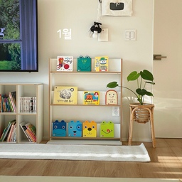 #반년인테리어기록 🗓️ 1월부터 6월까지➰
#1월
깊게 들어온 겨울의 햇살✨
밖은 추워도 집안의 온기는 따스했던!
전면 책장으로 보이는 아이의 귀여운 동화책 표지들
#2월 
위시템 지류함을 사게 되면서 더 감성적이게 변한 우리집🪄
색깔도 다양, 시/분침도 내맘대로 커스텀 할 수 있는 모서리 시계도 만족템😊
#3월
싱그러운 봄맞이🌸
플레이리스트 틀어놓고 거실 꾸미기 ! 
한켠엔 지류함, 한켠엔 아이 책장 ㅎㅎㅎ 
곳곳에 핑크 포인트💕
#4월
아이 책장 배치를 ㄱ자로 바꿔본 날! 
아늑한 공간이 되어 아이도 엄마도 만족스러웠던 배치☺️ 알록달록 아이카사 폴딩박스까지 육아템🌈
#5월
라디룸 미키마우스 조명으로 더 귀여워진
아이 침대공간🐭
조명이 주는 힘이 대단해요👏💡
#6월
여름이불로 교체하고 끈적임 없이 
시원하게 여름 맞이🍃
반년 인테리어 기록이 무언가를 샀던 기록 같기도 하네요😊 
아직은 어린 아이키우는 집이라 
집꾸미기에 제약이 많지만 
나름 열심히(?) 꾸미며 살고 있어요 ㅎㅎ 
육아도 집꾸미기도 행복 그 잡채💖
#집꾸미기 #육아맘 #육아일상 #아이키우는집 #아이와사는집 #아이방꾸미기 #아이키우는집거실 #아이키우는집침실 #침실 #라디룸조명 #미키마우스조명 #지류함 #거실수납장 #책장 #아이책장 #바이퍼니 #2단책장 #3단책장 #교구장 #장난감정리 #아이카사 #폴딩박스 #맞팔