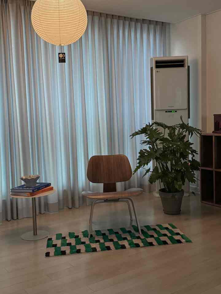 #ドンナサン1

前月に購入したハーマンミラーlcwはアカリ照明とよく似合うようです🤍

＃コンスープ記録＃ハーマンミラー＃lcw＃アカリ照明＃イサムノグチ＃リトン＃リテンラグ＃フランテリア＃ウッドインテリア＃リビングルーム＃リビングルームインテリア 
