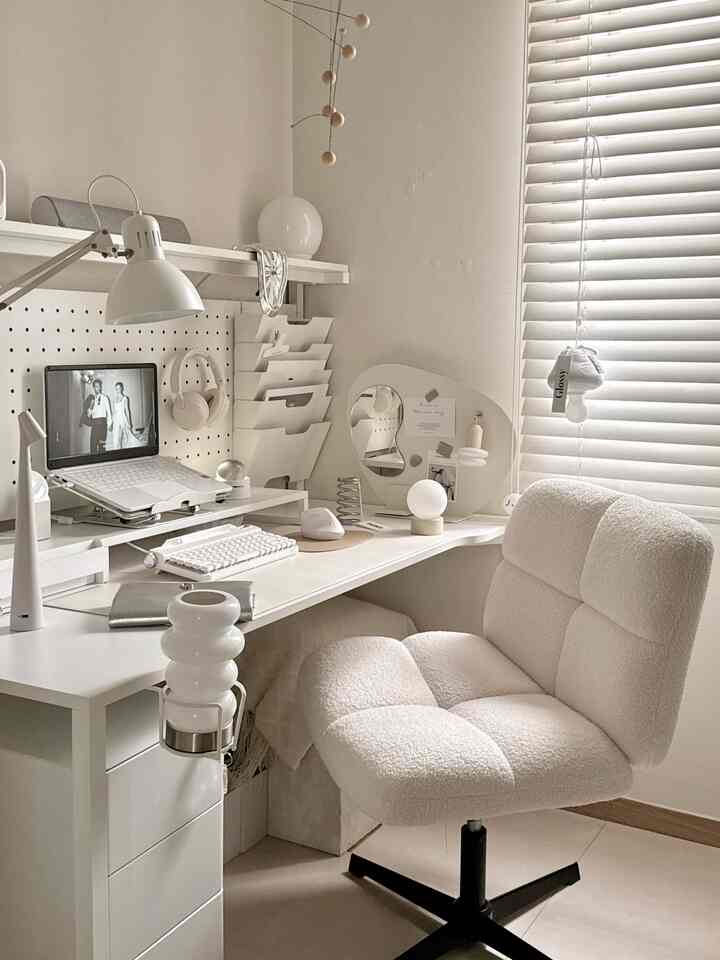 白とベージュの色調のホームオフィス、モダンなデスクと快適なオフィスチェアが配置された清潔で落ち着いた雰囲気のあるインテリア
