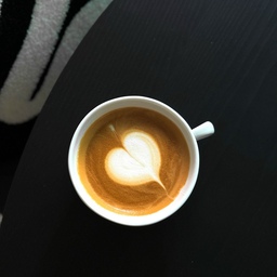 홈카페 커피머신으로 라떼아트🖤☕️
#집에서제일바빠 도 커피타임 빠질 수 없죠? 
제가 아무리 해도 안되던 라떼아트🥹
전직 카페사장이었던 친구한테 해보라고 
했더니 오래쉬어서 될려나 몰라~ 그랬는데 
한 번에 되고,, 👍 전 연습해도 안되고,,👌
우리집 #커피머신 라떼아트 안되는거야😳
라고 믿고있었는데 역시 유저불량이었어요!
