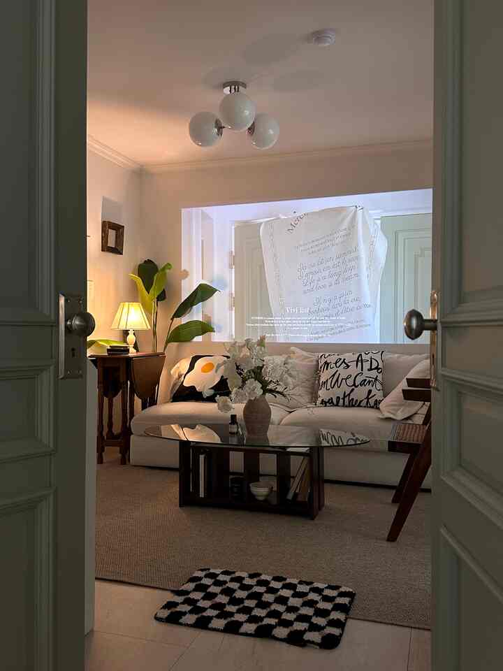 ＃製品提供

この空間に最初からあったものとよく似合う
レトロハウス新製品「PARED SOFA TABLE」

透明ガラス天板がスリムな楕円形（？）なのでソファで 
起きたりするときにかかりませんでしたが、むしろよかったです！
ウォールナットウッドフレームなので流行らず様々な空間で巻き上げるのに良いサイズです⁃͈ᴗ•Η 

直角テーブルには縦型収納スペースがあり、マガジンやオブジェ、キャンドル、花瓶など小物をどうマッチするかによって違う感じで演出が可能です！
そして私は横から見る姿も明らかではないから 
とても気に入りました✨


＃レトロハウス＃レトロハウス＃パレッド＃パレッドソファテーブル＃ソファテーブル＃ソファテーブルおすすめ#フレンチインテリア 