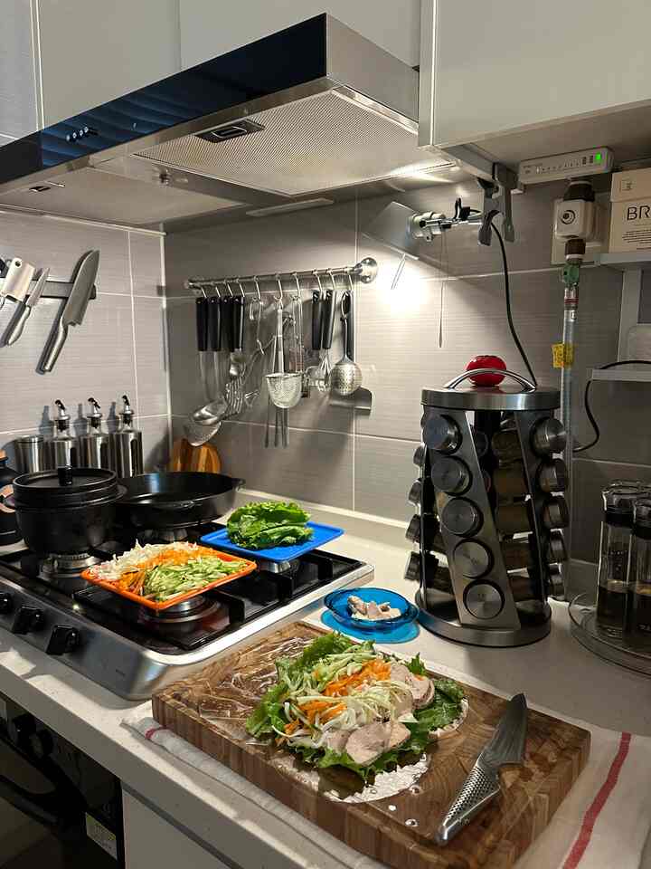 #コンスープ
#オーホームストーリー 

暑すぎる天気です。エアコンを一日中フルに運転 
最近火を使わない料理でムルナムサムペーパーをネジャンキムハンジャンのように抱きしめレタス、キュウリ、ニンジン、キャベツ、鶏胸肉 
入れてドルドルキンバップのように巻いて一口サイズでカッティング💚

チリソース、ピーナッツソース、タバスコなどの好みに合ったソース
コックコックを撮ってください。
お兄さんの不安を使う料理また何があるのか一緒に共有します。 
今日も良い一日を過ごしてください✨

#メニューおすすめ #おにぎり #本飯 #健康食 
＃月のせいで＃月の男＃かわいいボウル＃ボウルおすすめ＃子供食器
＃箸おすすめ＃カトラリーおすすめ＃かわいいカップ＃カップおすすめ＃ダイニングテーブル＃オンマイテーブル 

