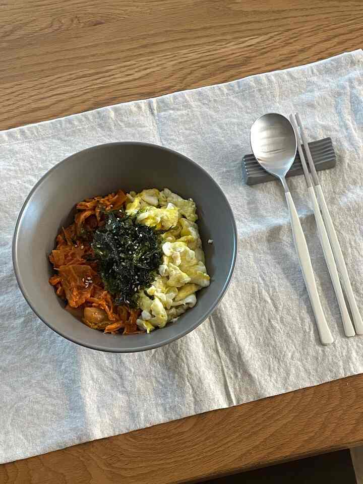 今日はたくさん暑いですね！
料理をするのは面倒で、あらかじめ炒めたキムチにスクランブルだけして丼作って食べてくれました🍳😋
やっぱり炒めキムチと卵とキムジャバンの組み合わせは最高だと思います🤍
ちょっと食べて部屋に入ってエアコンを入れて再び集中する•••💫
すべてファイティングです!!💪🏻

＃オーホームストア＃コンスープ記録 
＃韓国料理＃おにぎり＃おにぎり料理＃おにぎりメニュー＃おいしい料理＃おいしい料理＃ワンパン料理＃丼＃丼＃オーデンセ＃オーデンセノード＃メッパーウェルカム＃メトパール＃コミュニケーション