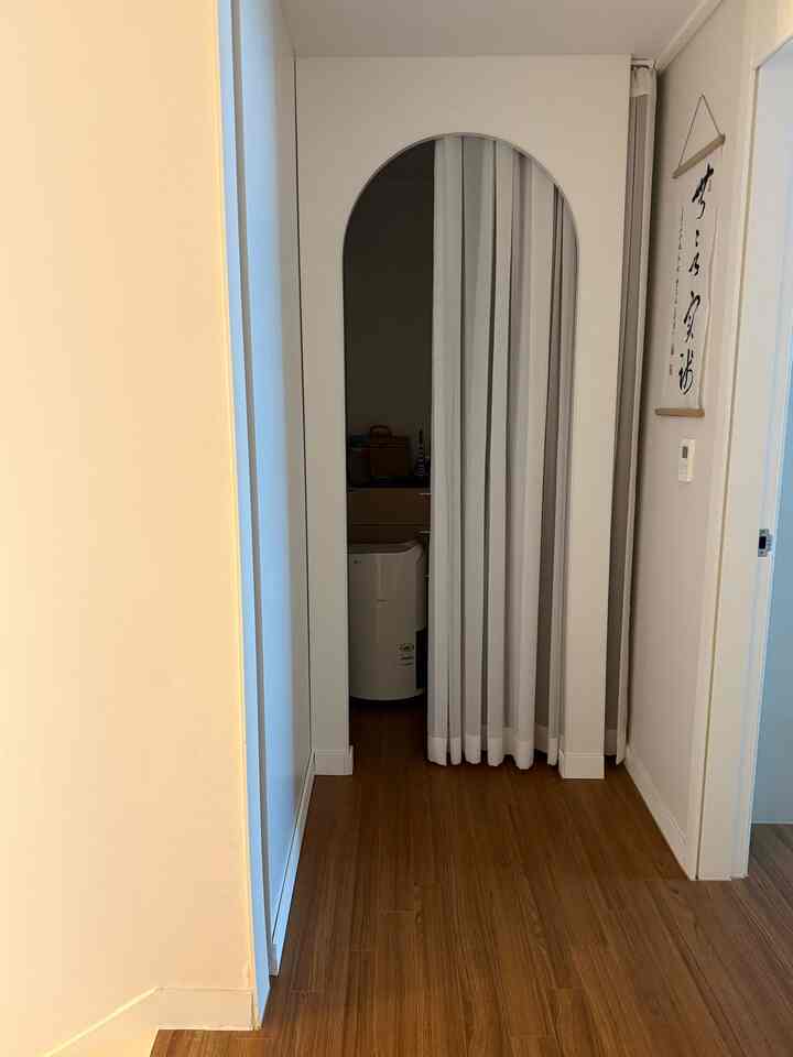 2階階段の反対側
もともと壁とドアのない空間です。
分離とアーチムーンが欲しい
ラウンドラウンドから出た崖とアーチムーンを設置しました🫶🏻

＃コンスープ記録＃階段付きの家
＃アーチゲート＃アーチ＃壁
＃空間分離インテリア＃空間分離
＃日常＃リビング＃かわいいテム最高です