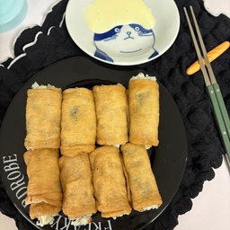 🍽️롤유부초밥 만들기
언제나 맛있는 유부초밥 ~ 
예전에 고소한맛을 먹어봤는데 맛있어서
오늘은 새콤한맛으로 도전해봤어요 :)
(저는 개인적으로 고소한맛이 더 맛있는것 같아요)
그래도 유부 이즈 뭔들.. ⭐️
만드는 과정도 재밌고 구성이 알차서 
자주 생각나는 메뉴에요 😋
저는 고양이 접시에 소스 짤때 뭔가 머리모양으로 만들고 싶은거 같아요😂😂
3️⃣ #오홈스토랑 #맞팔 #콘수프기록 #동원 #롤유부초밥 #리이제 #접시 #니코트 #플레이팅 