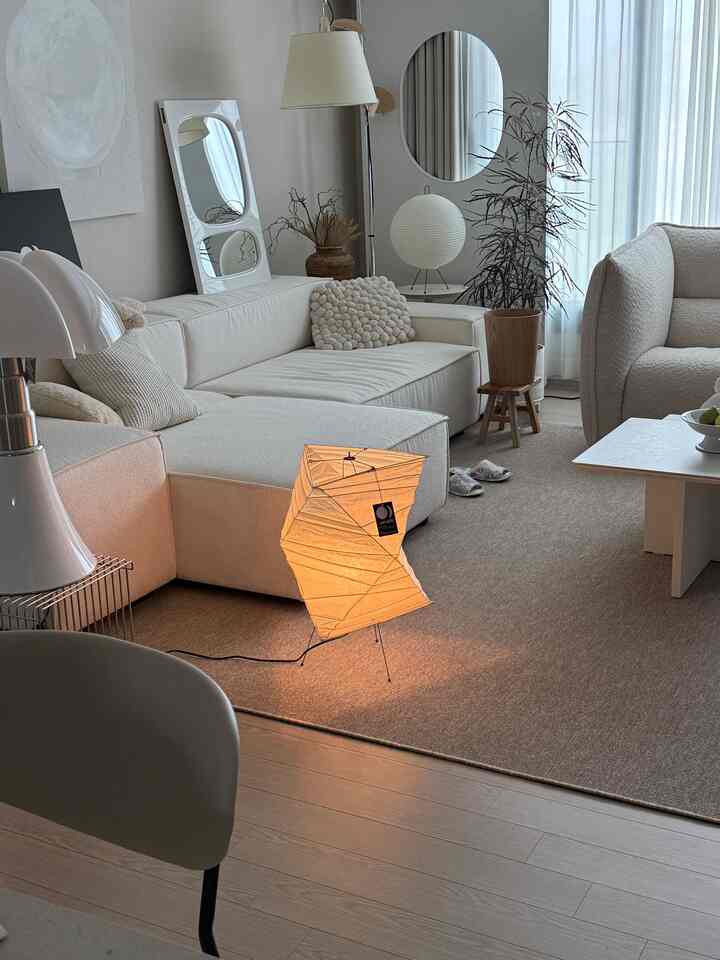 #リビングインテリア #照明インテリア #今日の我が家
（最後まで見てください！本当に美しいですね…。✨✨）

東京福岡名古屋を後退させたが、手に入らなかったのに直球しました。
幾何学的な形状に存在感のあるサイズ！
私はこれと非常に長いアカリ照明を望んでいました。

チョンサグヒグチアカリショールームを作ろうと思っていますが、夫のため息はここまで聞こえます..😇
第4アカリ照明購入大成功😗
年末にもまた日本に行くと他のものもまた連れてきて…。

#照明インテリア #イサムノグチ #アカリ照明 #ホームスタイリング #今日の家 #akari #akarilamp 