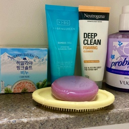 #살림살이 #콘수프기록 여름철에는 욕실 위생에도 신경을 조금 쓰는 편이에요 :)
아무래도 습하다보니 곰팡이도 더 잘 생기고 습한 냄새도 잘 나더라고요🫣🤧
곰팡이 방지도 하면서 물때 끼임을 줄이기 위해 실리콘 솔 비누 받침대를 쓰는데 좋은점은 간단히 청소도 하면서 비누 받침대 역할도 해주어 가성비가 좋은 것 같아요!!🫧🧼
#욕실 #화장실 #거실화장실 #청소 #청소용품 #청소용품추천 #가성비 #가성비갑 #가성비살림템 #비누 #비누받침 #비누받침대 #비누트레이 #실리콘받침대 #실리콘 #청소솔 #맞팔 #홈테리어