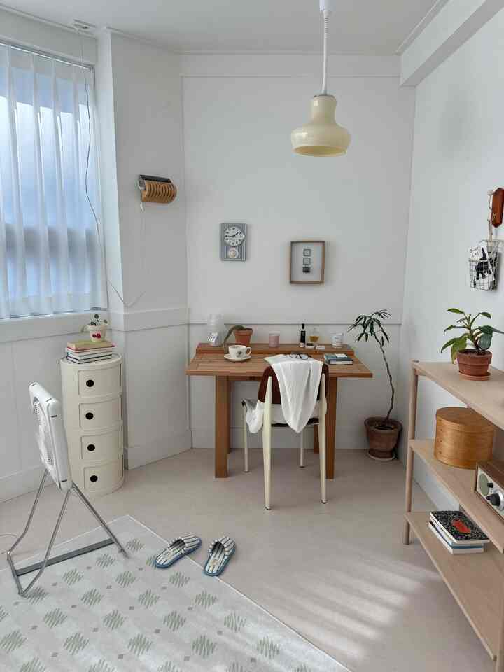 #SpecialCreator #Today'sOurHome Good things about longer days: The sun sets longer, so you can take better pictures of your home. . 🫧 Everyone who decorates their homes can relate, right? In the summer, the sunset is red, so the room with the sunset glow is pretty, and the sun stays up for a long time, so it's really good for taking pictures of your home. 🤎 I don't like that the rainy season ended early because the weather is so hot, but I'm still so happy that I can take more pictures of my home. . 〰🩵
.
.
.
#roominterior #roomdecoration #oneroominterior #oneroomdecoration #singlepersonhousehold #houseinterior #housedecoration #bedroom #bedroominterior #bedroomdecoration #roomdecoration #remodeling #woodinterior #foldingfan #fanrecommendation