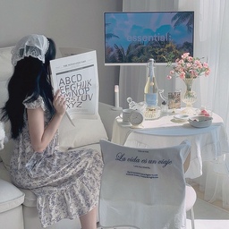 #FTC16기이야기 #우리집소개 
🕊️ 햇살이 머무는 로맨틱한 프렌치 내추럴 무드의 감성 하우스
안녕하세요 :)
아직 인테리어에 익숙하진 않지만, 나만의 감성을 담아 차곡차곡 공간을 꾸며가고 있는 반려동물 2마리와 함께하는 연이네 집이에요.
작은 변화들이 모여 하나의 분위기를 만들고, 그 안에서 내가 좋아하는 것들과 함께 일상을 보내는 이 시간이 참 소중하게 느껴져요.
프렌치한 무드와 내추럴한 따뜻함이 어우러진 이 집에서, 제가 가장 좋아하는 세 공간을 소개해볼게요.🫶🏻
⸻
🤍 햇살이 머무는 거실
하루 중 가장 빛이 예쁘게 들어오는 거실은 제게 가장 따뜻한 공간이에요.
아이보리 톤의 패브릭 소파와 우드 바닥재, 그리고 화사한 커튼이 어우러져 전체적으로 포근하고 부드러운 분위기를 만들어줘요.
소파에 앉아 좋아하는 플리를 틀고, 직접 구운 쿠키나 케이크를 먹으며 쉬는 이 시간이 제 일상의 소중한 힐링이에요.
프렌치 무드가 담긴 작은 소품들과 계절마다 바꾸는 꽃들로 공간에 잔잔한 설렘을 더해준답니다.💐
⸻
🍓 아기자기한 감성 주방
작고 소박한 주방이지만, 좋아하는 것들을 하나씩 모아 저만의 감성으로 채워가고 있는 공간이에요.
조리 공간은 물론이고, 귀여운 소품들을 아기자기하게 배치하면서 요리할 때마다 기분이 좋아져요.
꼭 요리를 하지 않더라도 커피 한 잔, 디저트나 간단한 브런치를 즐기며 여유를 느낄 수 있는 곳이랍니다.☕️
아직 완성형은 아니지만, 주방 타일도 바꿔보고 프렌치 무드를 더 풍부하게 담아볼 계획이에요.
⸻
🌙 향기로 마무리하는 침실
침실은 하루를 마무리하는 조용하고 아늑한 공간이에요.
여름을 맞아 시원한 체크 패턴 침구로 스타일링했는데, 계절에 따라 침구만 바꿔줘도 분위기가 확 달라지는 게 너무 좋더라구요🥰
침대 옆 작은 테이블엔 좋아하는 페이퍼 인센스를 두고, 그날의 기분에 따라 향을 바꿔 피우곤 해요.
은은한 향기와 조명이 어우러진 이 공간에서 하루를 정리하면, 평범한 밤도 조금은 더 특별하게 느껴져요.
.
.
🪄 마치며…
아직 집꾸미기에 미숙하고 무지한 부분이 많지만, 해보고 싶은 스타일링도 많고, 아직 손닿지 못한 공간도 있어요.🥲
하지만 지금 이 순간도 소중하게 여기며, 앞으로는 더 따뜻하고 로맨틱한 나만의 스타일을 가득 담은 프렌치 무드 공간으로 하나씩 채워가고 싶어요. 💕
인테리어가 점점 완성되어가는 이 과정을 함께 나누고 싶어요. 
이 작은 변화들이 누군가에게는 소소하지만 따뜻한 영감이 되었으면 좋겠어요 :)
#프렌치인테리어 #프렌치 #프렌치무드 #프렌치모던 #빈티지 #빈티지소품 #주방인테리어 #거실인테리어 #침실인테리어  #이불세트 #여름이불 #맞팔 #맞팔선팔 #선팔맞팔 
