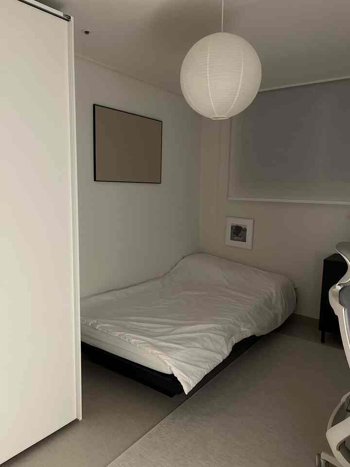 無理なく、私の好みを込めて
休憩を楽しんでいます🤍

💌製品情報
ベッド: @slqk.beds カイフレーム
寝具：@basicton_official冷たい布団
ラグ：@icilamaisonネットウォッシャブルラグ  #침실꾸미기 #cozyhome #minimal #bedroomdecor #홈스타그램