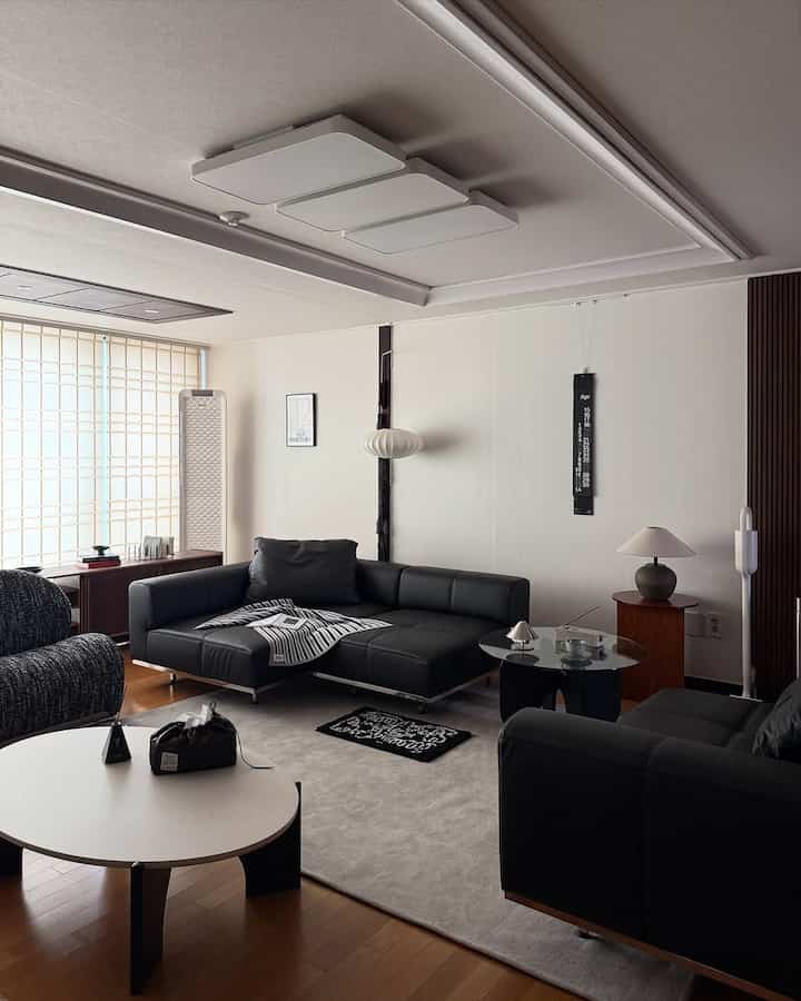  #잭슨라이프 #타탄소파 #타탄모노크롬소파 #블랙소파 #가죽소파 #천연가죽소파 #거실인테리어 #거실꾸미기 #거실소파 #거실조명  #sofa #livingroom #lamps #blackinterior #젠스타일 #블랙인테리어 #블랙앤화이트 #오늘의집 #집꾸미기 #홈스타일링