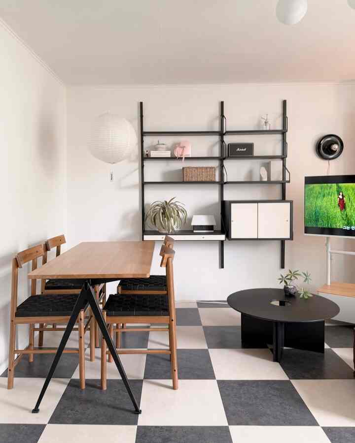 #집에서제일바빠 #콘수프기록
Painting the living room wall shelf that I briefly mentioned last time(?)!
I dried it for two days and then installed it on the wall again ✨

The original look is a combination of wood and white,
but I painted it with ivory at first,
then with burgundy,
and then with black :)

After painting it three times, I like black the best! Hehe

I don't think I can change the color anymore because I'm tired now. . .
But I wonder if I can do it again if I feel like it again. . ?! ㅋㅋ

But for now, I really like black,
so I think I'll keep it black for quite a while *‿* 

✴︎ Paint information: Benjamin Moore Black 2132-10

If you have furniture that you don't like, or old furniture,
don't buy new ones, paint them and make them new 🩵💙 

#Special Creator #페인트 #페인팅 #페인트칠 #페인트시공 #페인트인테리어 #페인트칠하기 #페인트추천 #페인트리폼 #벤자민무어 #벤자민무어페인트 #가구리폼 #벽선반 #월시스템 #선반 #가구페인트 #가구페인팅 #셀프인테리어 #맞팔 #소통 #거실 #거실인테리어 #이케아의자 #hay식탁 #hay테이블 #hay #카페인테리어 #오늑