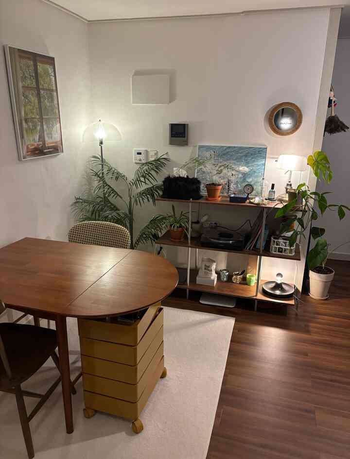 植物とウッドインテリアが魅力的なヴィンテージハウスをご紹介します🤍

一日中一番時間を過ごしているリビングルームです！
リビングルームには折り畳み可能なピカウッドテーブルを置きます。
ここでご飯も食べて作業もして仕事もしています。
裏には収納場を置いて植物やターンテーブル、照明や各種小物を展示しています。

初めてエジプトに来た時、明るく黄色い桃は底があまり気に入らずウッドデコタイルを直接一つ一つつけました！する時はとても大変なので、ただ生きてみようか…。 
床のおかげで私が望む快適でヴィンテージのウッドインテリアが完成したようです！

他の空間も次々と紹介してみましょう🤍
＃FTC16のストーリー＃私たちの家の紹介＃ftc16 



#mood #家の装飾 #部屋の装飾 #room #roomdecor #roominterior #リビングの装飾 #リビングのインテリア #ワンルームの装飾 #ワンルームのインテリア #ルームツアー #ビンテージインテリア 
#homecafe #今日の家 #インテリア #オブジェ #照明 #アルテミデ #cozy #ウッドアンドホワイト #ウッドインテリア