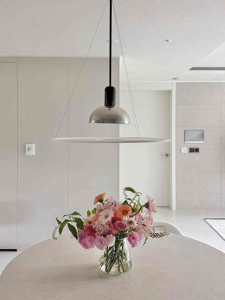 #夏の風味
暑くて湿って家もぬるぬるようになって夏の花いっぱい買って花瓶に並ぶので本当に華やかになった私の家です。 🍋🍇🍑🍉🍒

＃ホームスウィートホーム＃新婚旅行インテリア＃新築アパートインテリア＃20平台アパート＃バンセルイン＃ダイニングインテリア＃ダイニングテーブル＃ダイニング照明 
