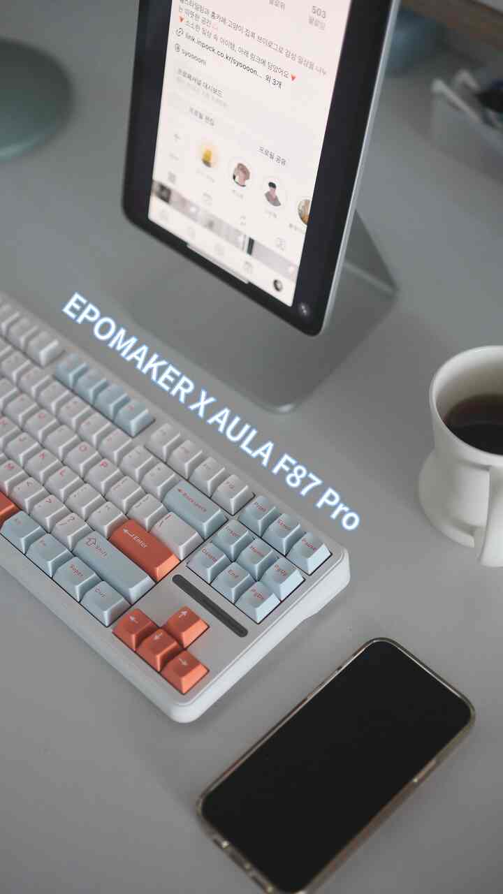 ＃かわいいテム
最近私の返事メイトキーボードを紹介しますよ🫶🏻
キーボードの色の組み合わせがとても好きです。

EPOMAKER x AULA コラボ F87Pro
エポメーカーとタランチュラのコラボ製品として
白と水色とオレンジの調和..
これは本物の色の組み合わせが狂った…
キーキャップに英語もオレンジ..!!!!! 🧡
ゆっくり綺麗に…

打鍵感は、ずっしりでも軽くもなくて
タイピングするとき負担がないので最近、返信メイト🤍🩵🧡

この組み合わせは色です。
以上きれい…

カラー：ホワイトブルー 
スイッチ：LEOBOG Nimbus V3

#コンスープ
＃エポメーカー＃キーボードドック＃キーボード＃デスクセットアップ＃デスクテリア 
#epomaker #ドックミキーボード #f87pro #desksetup #deskspace #デスクテリア #デスクセットアップ #キーボードおすすめ #ホームスタイリング 