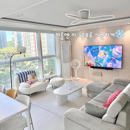 #여름체크리스트  #냉방템 
여름엔 이 셋만 있으면 끝❄️
에어컨, 써큘레이터, 실링팬 3콤보💨
여름 집꾸미기에서 빠질 수 없는 건 냉방템이죠.
무더운 날씨에 쾌적하게 지낼 수 있도록
용도에 맞게 냉방 아이템을 배치해줬어요.
✔️ 에어컨은 말할 것도 없이 필수템!
한여름엔 실내온도를 낮춰주고,
장마철엔 습도까지 잡아줘서 무조건 가동하게 돼요.
✔️ 써큘레이터는 공기 순환용으로,
냉방 효율을 높여주고 
시원함이 고르게 퍼지도록 도와줘요.
바람이 바로 오지 않아서 잠잘 때도 부담 없어요.
✔️ 실링팬은 무드 + 기능 다 잡은 아이템
천장에 달려있어 자리 차지도 없고,
인테리어 요소로도 제 역할 톡톡히 해요.
공기를 위아래로 섞어주니 
에어컨과 같이 사용하면 냉방력도 훨씬 좋아요.
요 세 가지로 우리집 여름 준비는 끝!
이제는 땀 흘리지 않고, 집에서도 시원하고 쾌적한 여름을 보낼 수 있어요❄️🌬️
#거실 #여름준비템 #여름 #여름가전 #여름인테리어 #여름맞이 #여름준비 #여름필수템 #무더위 #거실인테리어 #여름거실 #화이트인테리어 #모던인테리어 #소품샵투어 #소품 #써큘레이터 #에어컨 #실링팬 #선풍기 #선풍기추천 #스탠드 #거실테이블 #간이테이블 #보조테이블 #거실가구 #가실가전 #공간분리인테리어 #거실공간분리
