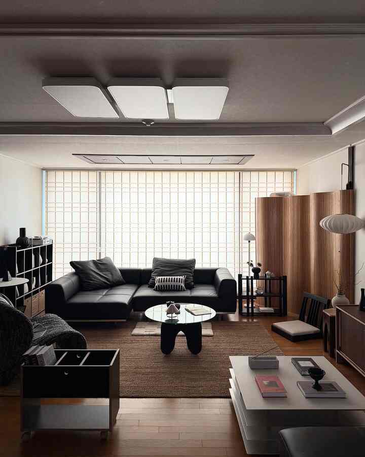 ＃ホームスタイリング組合＃今日の私たちの家＃かわいいテム最高です
先週、壊れた問題でもう見ることができない照明が含まれています
レアショットが（？）になってしまったリビングルーム✨

家具をこんなにあんなに変えてみると好きな構図が出る時がありますよ！まさにヨグドが個人的にリビングルームを一番広く使うことができていろんな気持ちになりましたよ :-)

ジャクソンカメレオンタータンソファを使ったのも約7ヶ月ほどになりましたが、クラシックなシルエットとモダンで高級感のあるミニマルなディテールのおかげで、長く見ても飽きのこないようです！ 

最上級と評価されるヨーロッパ産天然牛革を使用し、柔らかな肌触りと抜群の通気性が特徴で、時間が経つにつれてより素敵に変わる自然そのままの革柄と質感を感じることができるという点で、あまり魅力的なソファのようです 🖤

＃家の装飾＃リビングの装飾＃リビングのインテリア＃リビングルーム
＃構築インテリア＃構築アパートメントインテリア＃30フラットインテリア
＃ホームスタイリング＃ソファ＃ブラックソファ＃レザーソファ＃ブラックインテリア 
＃テーブル＃リビングテーブル＃ソファテーブル＃本棚＃リビングルーム
#照明 #ジェンスタイル #zenstyle #homestyle
#homedecor #livingroom #newhome #livingroomstyle #livingroomdecor