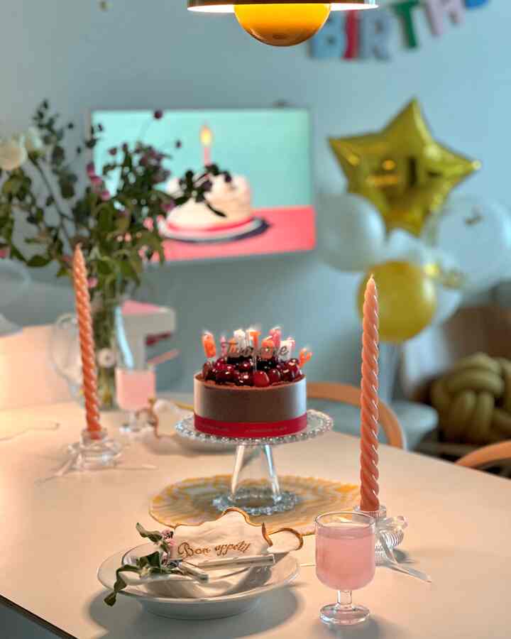 🎂 home party

誰でもそんな想像をします。 
高いところでは落ちそうなの？

花瓶の水を交換して壊し、
物を動かす飾りを壊し、
髪の毛を束ねてストラップを落とします。

昨日は忙しいスケジュールが無理だったと思います。
静かに私だけの時間を過ごします。

（最後の写真のプチ花瓶こんにちは🥲）

＃誕生日パーティー＃生派＃ホームパーティー＃テーブル設定
＃オンテーブル＃プレート＃プレーティング
#hbd #happybirthday #homeparty
＃オーホームストア＃コンスープ記録 