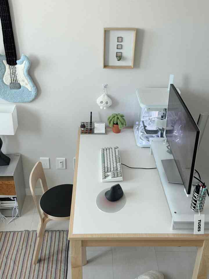 ナチュラルな木目調と白を基調とした、すっきりとしたホームオフィスのデスクスペース