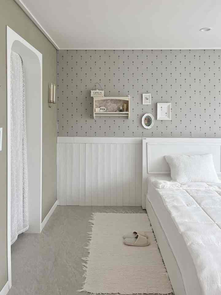 ホワイトとグレーのトーンの寝室、フレンチカントリースタイルのベッドと装飾が配置された落ち着いた空間