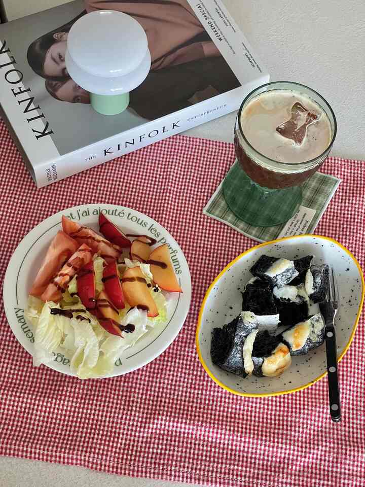 お兄さんは涼しく過ごしていますか？🥺
最近、私は暑くてキッチンで料理がうまくいきませんでした💦

昨日もサムゲタンを配達して食べて、暑さを甘くしました
今日は風が吹いている 
キッチンに入ってサラダだけ簡単に作り、
パン屋で買ってきたクリームチーズパンパンと食べました。

どれくらい暑いの？ほとんど溶けていましたね😂🧊
クールな金曜日をお過ごしください❄️🧊❄️🧊
  #홈브런치 #홈카페 #샐러드 #테이블데코 #플레이팅 #고블렛잔 #아이스컵 #브런치컵 #브런치접시