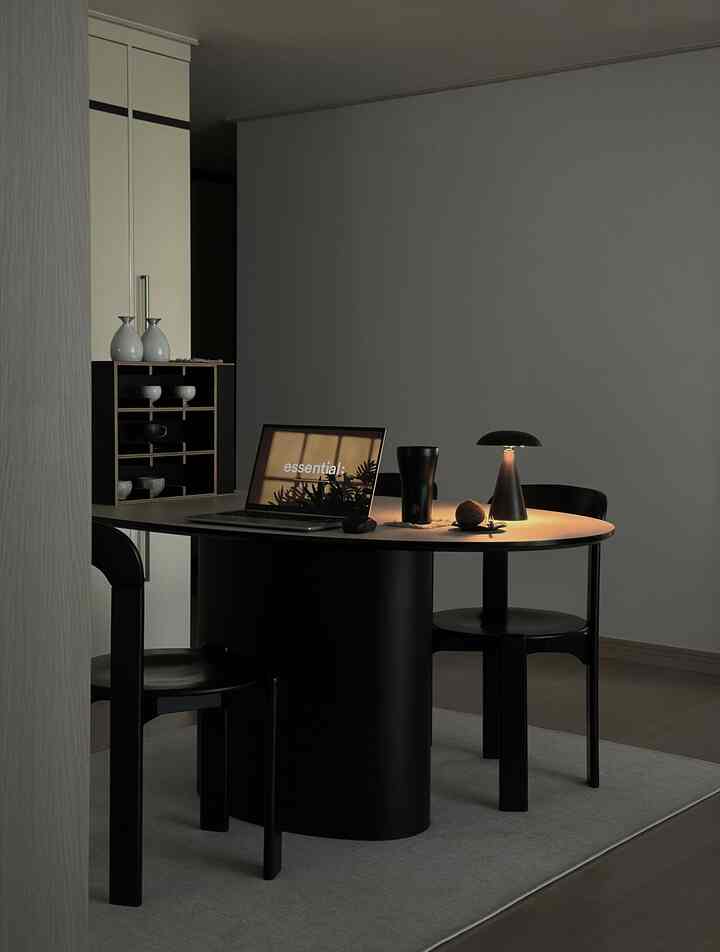 モノトーンの黒を基調としたダイニングルーム、モダンな雰囲気の黒いダイニングテーブルと椅子が配置された空間