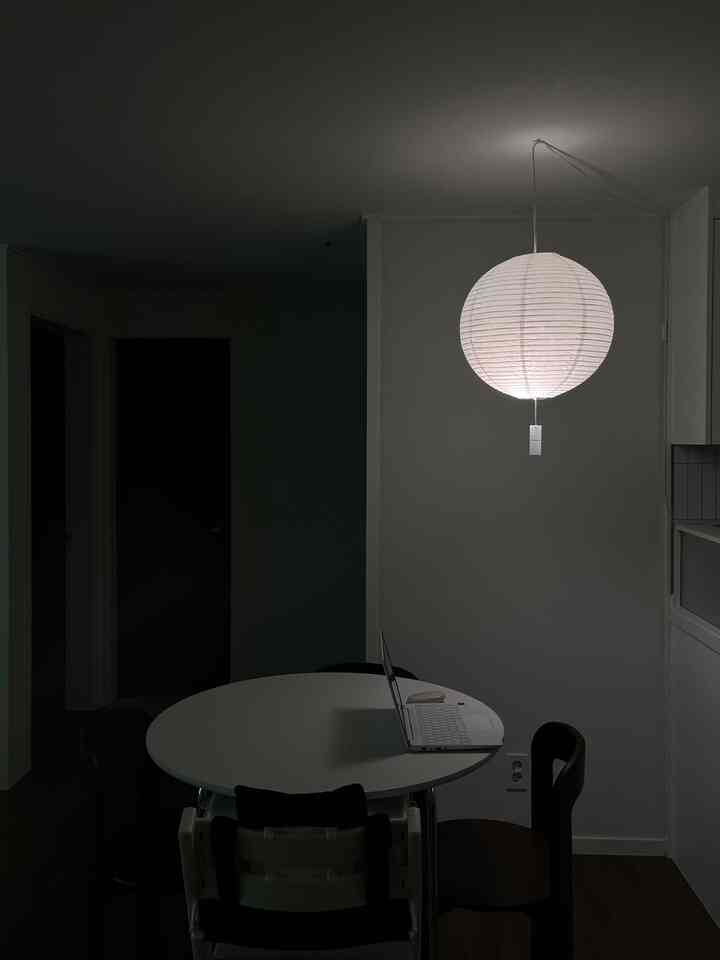 #コンスープ記録 

「ヌノーズペーパーランプ」は、私たちの家の食卓などで使っている照明ですよ💡
私たちの家の雰囲気のすべてを担当しているとしても、過言ではないアイテムです( •̀∀•́ )✧ 

家の改造をするとき、電気工事を別にしなかったのに 
お好きな空間に食卓を置こうとすると、食卓照明がないんですよ、 
だから、コンセントで点灯して消える天井照明を一生懸命探して、ヌノーズ照明を選びました！ 

ダイソー電線モールディングを使用して線をきれいに整理し、一緒に同封してくださるネジ釘で天井に照明をつけたところ、きれいできれいな食卓などができました✨

また電球はスマート電球なので照明の色、明度などをスマートフォンに変えることができますが、赤ちゃんはとても面白かったですよ👶🏻 

ヌノーズ照明で色の遊びを何度もしたら、いつの間にか「火」という言葉を煮てご飯を食べるたびに照明スイッチ手で指して「火」と言いながら火をつけろというわが家15ヶ月かわいこちゃん👶🏻🤍

＃赤ちゃんが住んでいる家＃ニモネハウス👶🏻

＃子育て日常＃感性子育て＃赤ちゃんの家＃赤ちゃんが住んでいる家＃ハンジー照明＃ヌノーズ＃ヌノーズペーパーランプ＃ペーパーランプ＃キッチンインテリア＃ダイニングテーブル照明＃私たちの家のキッチン＃私たちの家のキッチン＃毎日＃ 