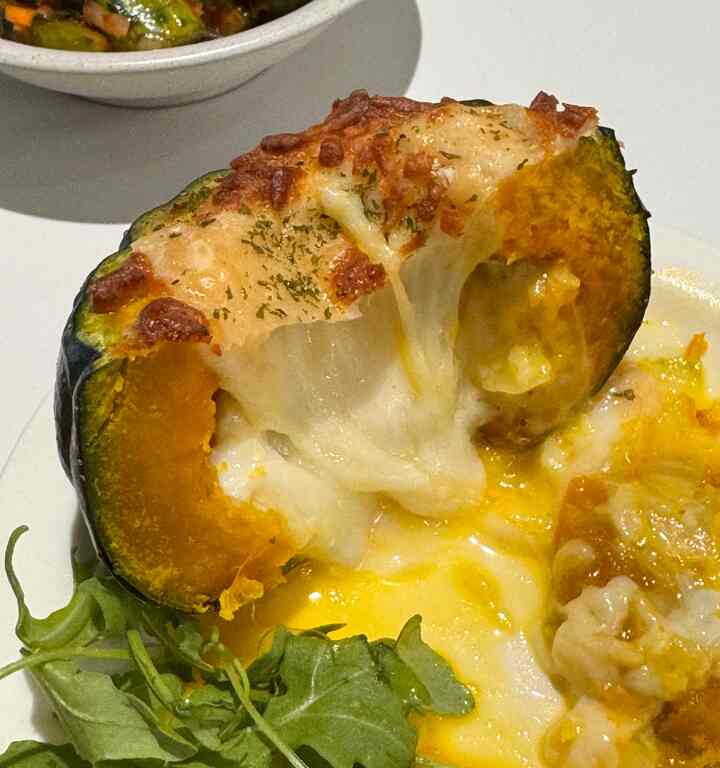 #ミニショートカボチャエグスロット🎃 
シンプルだがビジュアルが素敵なヨーメニュー🫶🏻
子供たちに人気の爆発ですよ🤍
⠀⠀⠀⠀⠀⠀⠀⠀⠀⠀⠀⠀⠀⠀⠀⠀ ⠀⠀⠀⠀⠀⠀⠀⠀⠀⠀⠀⠀⠀⠀⠀⠀⠀⠀⠀⠀⠀⠀⠀⠀⠀⠀ ⠀⠀ ⠀ 
➰材料
ミニ甘いカボチャ 
卵1〜3個（サイズによって） 
ピザチーズまたはモッツァレラチーズ
玉ねぎ 1/3
塩、コショウ（オプション）

⠀⠀⠀⠀⠀⠀⠀⠀⠀⠀⠀⠀⠀⠀⠀⠀ ⠀⠀⠀⠀⠀⠀⠀⠀⠀⠀⠀⠀⠀⠀⠀⠀⠀⠀⠀⠀⠀⠀⠀⠀⠀⠀ ⠀⠀ ⠀ 
➰の作り方
🎃 かぼちゃから！シェルも食べるので、ベーキングソーダできれいに洗ってください。
かぼちゃの上部を少しふたのように切り取り、種子をスプーンで掻き取り除きます。
（硬いので、レンジに1～2分ほど回すと柔らかくなります。）

1. 刻んだ玉ねぎを入れて卵一本かぼちゃに入れます。
2. 卵黄の破裂混合。塩・コショウは選択（全パス！）
3. チーズをたっぷりと上げます。 （全2種類のチーズを混ぜましたㅎㅎㅎ）
 

そしてオーブン190度に9分回すと完成🤍
（＃F：180度で10分（サイズによって1〜3分調整））
パセリ パッスル パッスル 振りかけてください🌿

#cooking #homecook #おにぎり #オーブン #オーブン料理 
＃エアフライヤー＃シラクスニューヨーク＃フロントプレートおすすめ＃フロントプレート