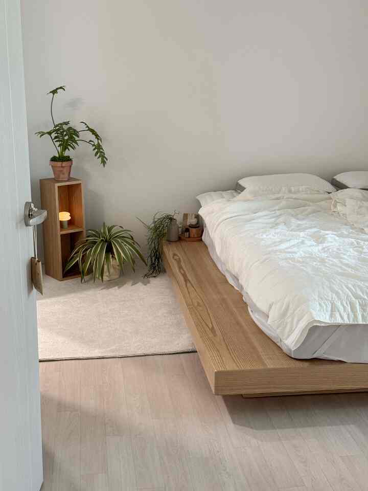 #인생가구꼼꼼리뷰
Menggunakannya sebagai tangga hewan peliharaan, rangka tempat tidur kayu profil rendah

Inilah penampakan kamar tidur pasangan ini, tempat mereka tinggal bersama anjing peliharaan mereka.

Ketika kami pindah tahun lalu, kami membeli tempat tidur dan rangka tempat tidur baru, dan inilah rangka tempat tidur yang kami pilih dengan sangat teliti.

Warna kayu yang hangat dan desain tanpa kepala tempat tidur.
Ini adalah tempat tidur profil rendah, tetapi Anda dapat membuatnya setinggi atau selebar yang Anda inginkan.
Kami membuat rangkanya di tempat bernama Mayus. 🤎

Kami membuat lebarnya sedikit lebih lebar agar dapat digunakan sebagai tangga hewan peliharaan dan sebagai meja samping tempat tidur untuk meletakkan barang-barang kecil dan ponsel.

Dari semua perabot pengantin baru yang kami beli,
Ini adalah Life Furniture favorit saya..🫶

🏷️Rangka Tempat Tidur Standar Mayus Ash Tanpa Kepala Tempat Tidur
👀 Klik lingkaran 🔵 pada foto untuk melihat informasi produk.

.

#Rangka tempat tidur profil rendah #평상형침대 #무헤드침대 #우드침대프레임 #우드인테리어 #침실인테리어 #침실꾸미기 #부부침실 #신혼집 #신혼집인테리어 #20평대 #침실 #안방 #20평대아파트인테리어 #반려견계단 #침대 #침구 #홈스타일링 #웜톤인테리어 #플랜테리어 #조화 #조화인테리어 #침대협탁 #매트리스깔판 #우드가구 #화이트우드 #웜톤인테리어 #맞팔 #밀꼬집