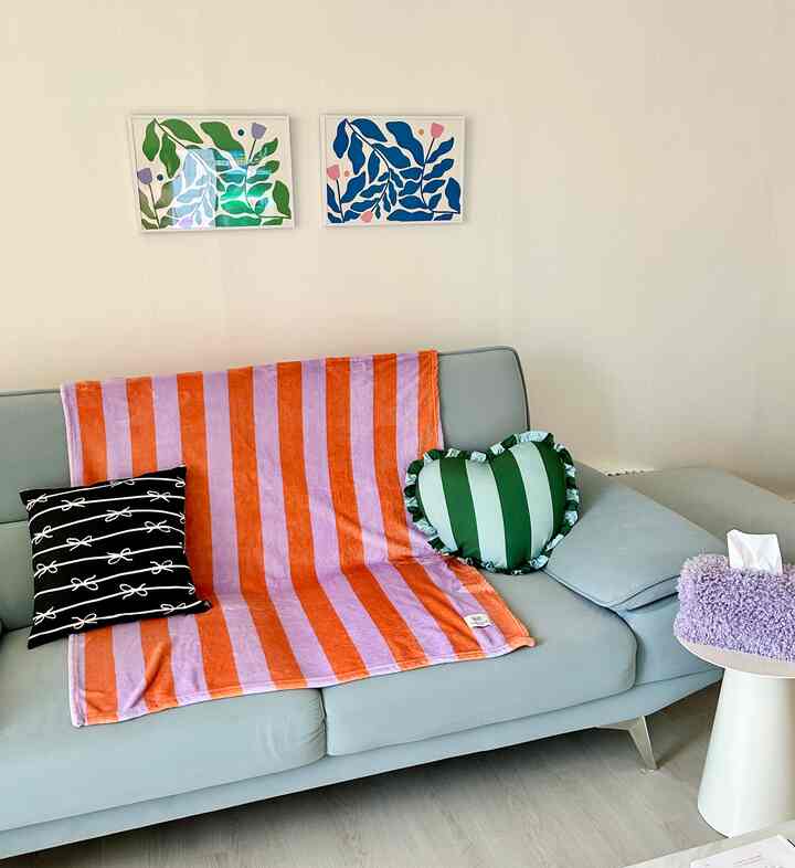 #홈스타일링조합

Hal terbaik di musim panas adalah
Menyalakan AC dan menyelimuti diri dengan selimut 🌬️

Gaya dengan motif garis-garis pada selimut dan sarung bantal! 🧡
Gaya dengan warna selimut dan warna sarung tisu! 💜