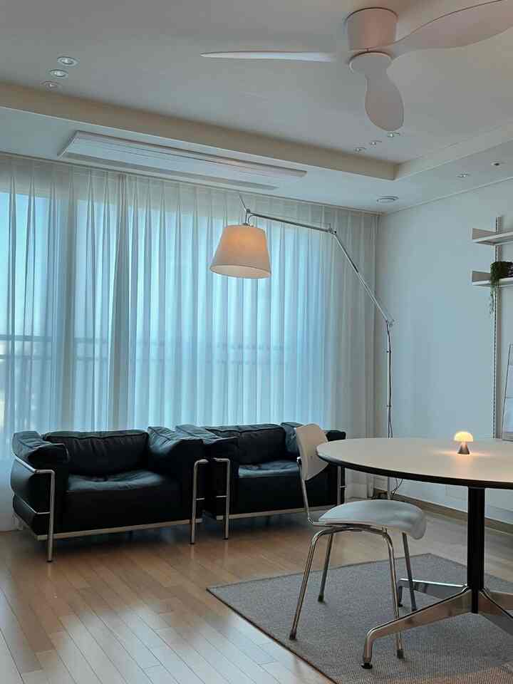 #人生家具

🔖 Cassina - LC3 🛋️
1928年に誕生したルコルビュジエのクラシックなデザインチェアです。
モダンでシンプルなデザインがリビングルーム全体の雰囲気をアップグレードしてくれて毎日見るたびに満足な人生家具です:)
⠀
✔ Cassina LC3、以来オススメです！

1️⃣タイムレスデザイン
ルコルビュジに特有の構造的で簡潔なライン。
モダンだがクラシックなムードを同時に込めており、どんな空間にもよく合いますよ☺️

2️⃣柔軟な構成
1人チェア構成なので、状況に応じて柔軟に移動、配置可能です。お客さん迎え用、読書用、会話用など多方面で活用も高いです😚

3️⃣完璧な座席感
柔らかいレザークッションが体を快適に包んでくれて
座る瞬間疲れが消える気分ですよ😌

＃カシーナ＃カシナソファ＃lc3＃人生家具＃人生＃ソファ＃ソファおすすめ＃リビングソファ＃リビングソファ推奨