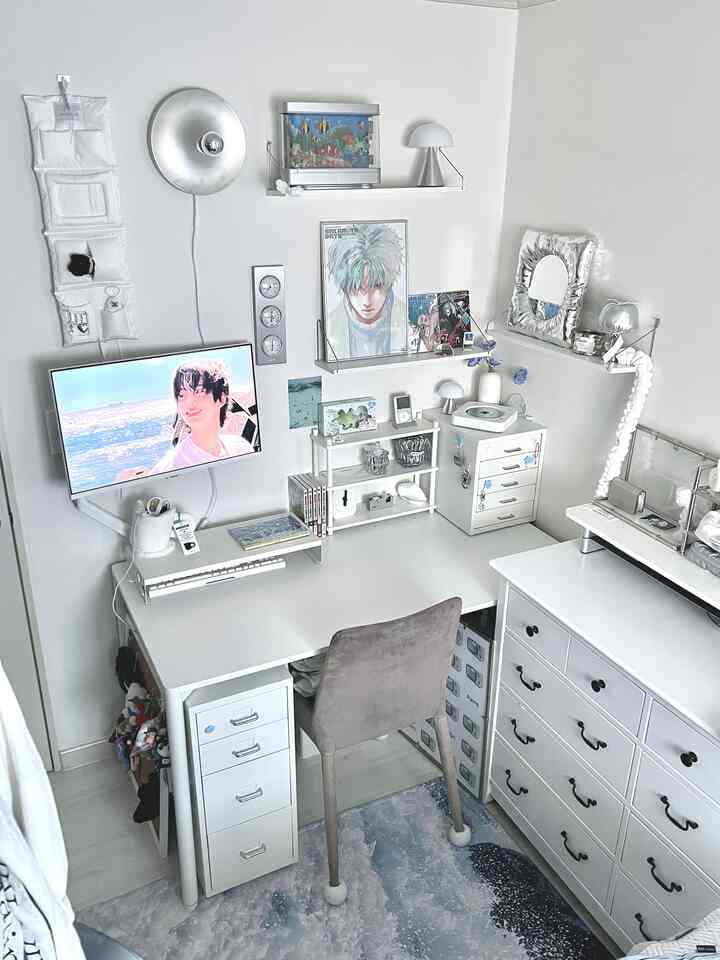 白とシルバーのトーンが調和する書斎、机とチェスト、青いラグが配置された清潔で爽やかなインテリア