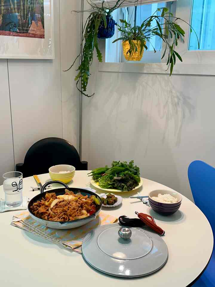 ＃オーホームストア＃コンスープ記録＃コンスープ
今日のメニューは肉焼きです。
1kgただ炒めたら鍋にとてもいっぱい入れますね
あふれて調理しようとするのは大変でした。
野菜これそれを一緒に食べるから
元気になる感じです！！🥬🥗🫛

＃オンザテーブル