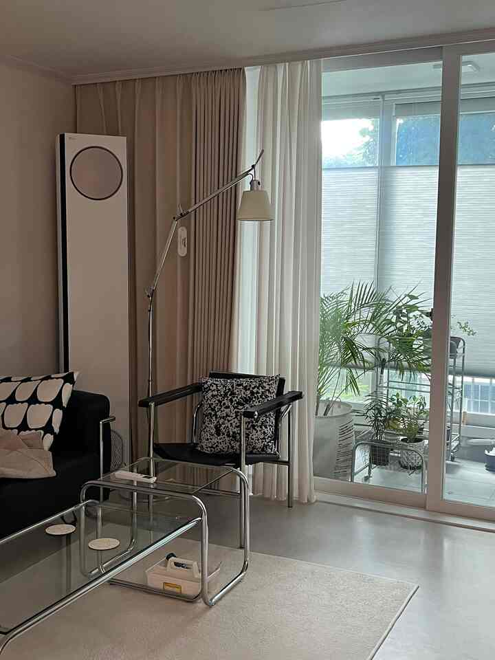 ベランダに緑色の葉がずっと燃え続けているようで、ヨレ調子の位置を変えている中👀ガラス扉の方に貼っておくともっと感じがあるね🌿

＃今日の私たちの家＃コンスープ記録＃今日のガーデン＃植民地時代＃プランテーション＃ドロップドロップドロップ＃リビングテーブル＃リビングラグ＃カーテンインテリア