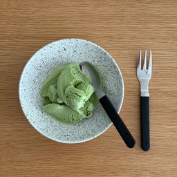 디저트 예쁘게 담아 먹어요!
녹차는 사랑🍵
최애 아이스크림 하겐다즈 녹차 아수쿠림!
먹다보면 멈출 수가 없어서
덜어서 먹어봤어요🫣
예쁘게 담아 먹으니 기분이가 좋아요🤍
#오홈스토랑 #콘수프기록
#식탁 #접이식식탁 #접이식테이블 #20평대인테리어 #작은집인테리어 #아파트인테리어 #구축아파트 #셀프인테리어 #원룸인테리어 #신혼집인테리어 #데얼즈홈 #벤치의자 #의자 #식탁의자 #쿠션 #이케아 #하겐다즈 #디저트포크 #디저트스푼 #블랙 #디저트접시 #디저트그릇 #요거트볼 #오벌테이블 #타원형테이블 #타원식탁 #플레이팅 #그릇